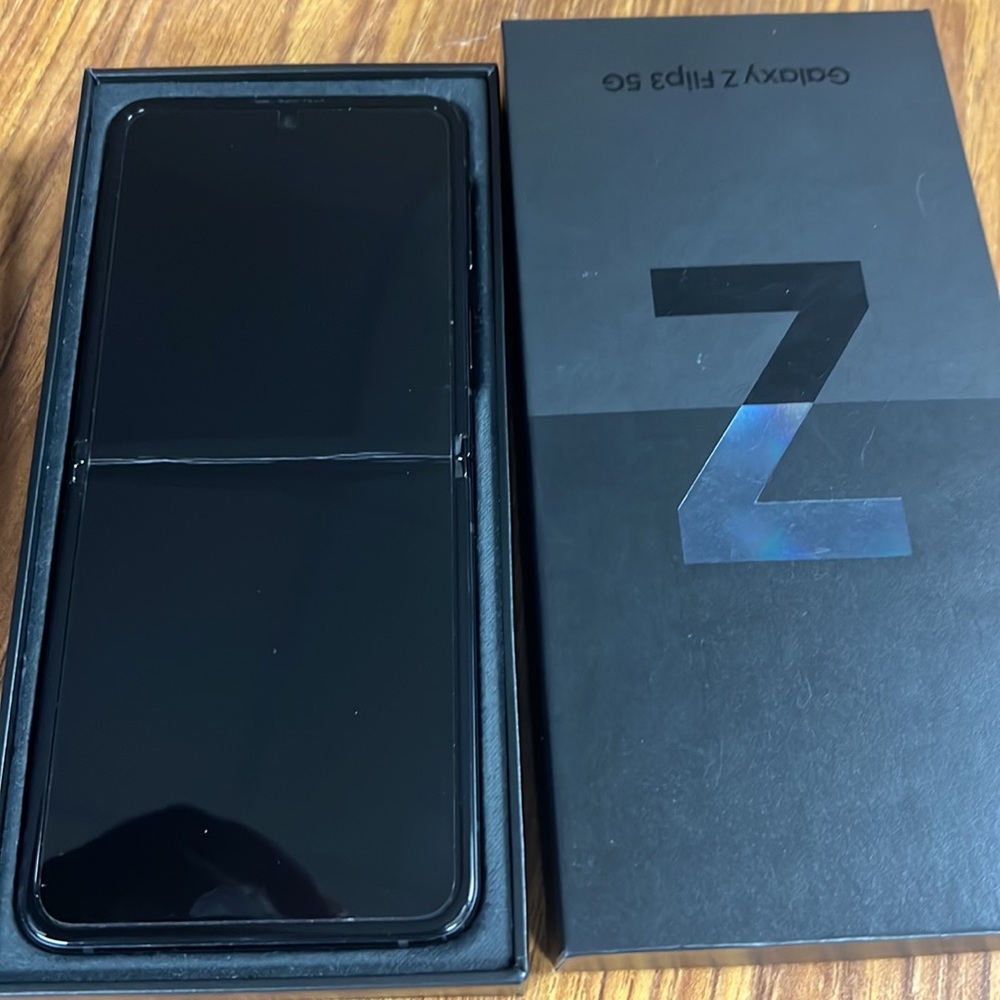 Used Galaxy Samsung Z Flip3 5G (BLK) Great condition.